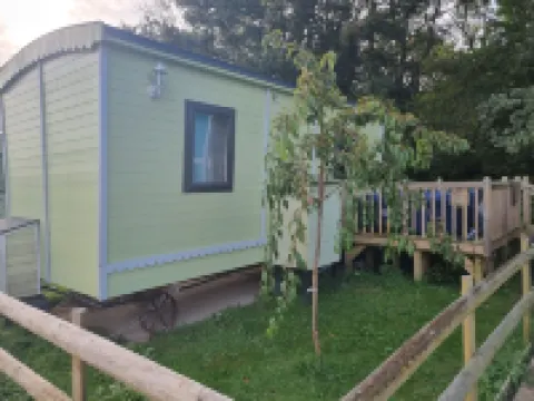 Glamping Hut - Sleeps 2 Hot Tub & Parking Hotels in 
