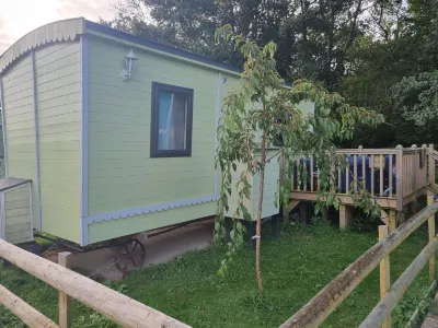 Glamping Hut - Sleeps 2 Hot Tub & Parking Hotels in 