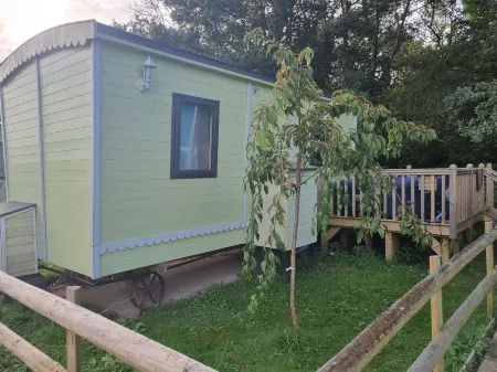Glamping Hut - Sleeps 2 Hot Tub & Parking