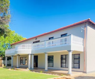 Airport Royal Guest House Отели в г. 