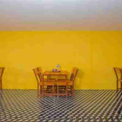 MeroStay 154 White & Peace Dining/Meeting Rooms