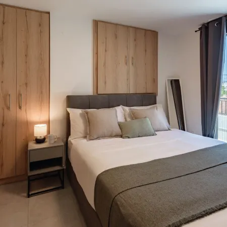 Cheli Apartments Airport by Airstay