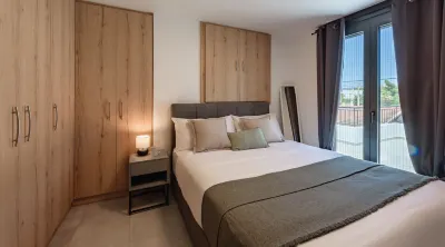 Cheli Apartments Airport by Airstay