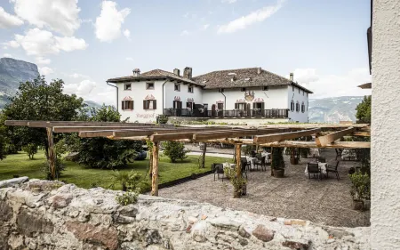 Hotel Ansitz Rungghof Отели рядом с достопримечательностью «Monticolo Lake»