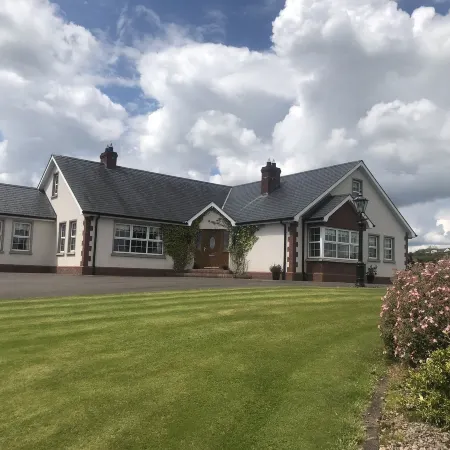 Dungannon 2 Bed Bungalow - Sleeps 5 - Pet Friendly