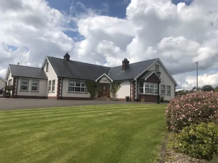 Dungannon 2 Bed Bungalow - Sleeps 5 - Pet Friendly Отели рядом с достопримечательностью «Killymoon Golf Club»