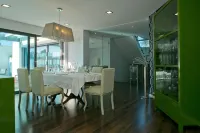 Aqua Villa by Acasadascasas