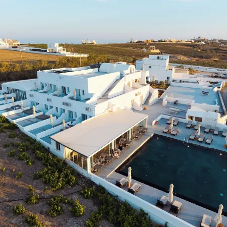 Serenità Luxury Suites Отели рядом с достопримечательностью «Белый пляж»