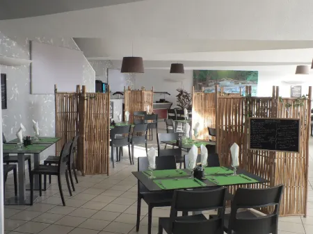 Logis hôtel Restaurant le Clos Saint Loup Отели в г. Монреаль