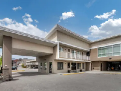 Econo Lodge Inn & Suites Hotels in Kelowna