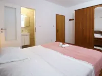 Apartments Boro Hotels in Splitska