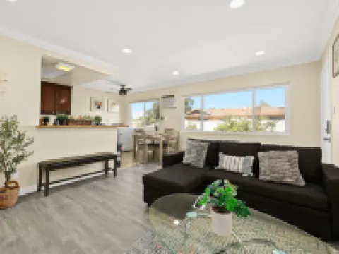 サニー＆チアフル ニア I-10 ~ クイーンベッド ~ 駐車場 アルハンブラのホテル