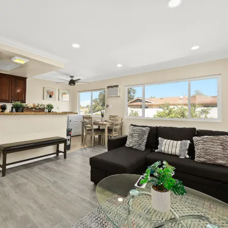 Sunny & Cheerful Near I-10 ~ Queen Beds ~ Parking