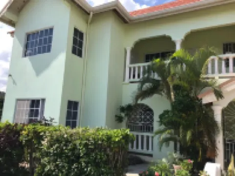 Beautiful 2-Bed Apartment in Sunny Jamaica Hotels in 