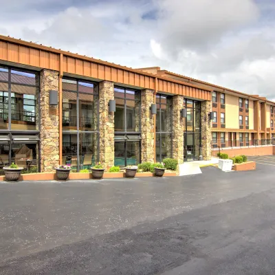 Best Western Center Pointe Inn Hotels near Titanic Museum Attraction