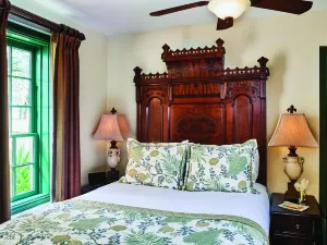 The Collector Inn & Gardens