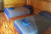 Lanta Local Hut Hotel di 