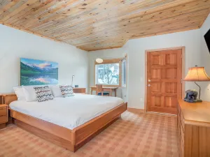 Ice House Suites and Condominiums
