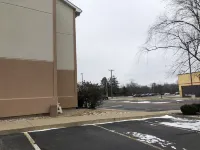 Holiday Inn Express MT. VERNON by IHG - parking
