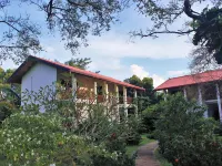 Blue Turtle Hotel โรงแรมใกล้Yala Tamarind Safari Jeep Service