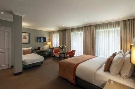 Hotel Aragon Отели рядом с достопримечательностью «Памятник Симону Стевину»