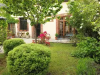 Les crépinières Hotels near Maison Picassiette