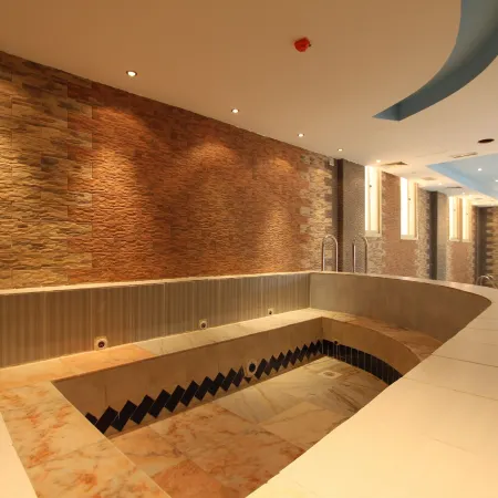 Raoum Inn Hail