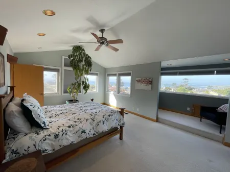 Elegant but practical retreat to maximize your enjoyment in beautiful HMB Отели рядом с достопримечательностью «Pillar Point Harbor»