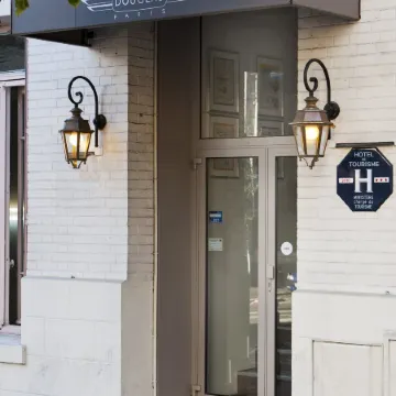 Hotel Douglas Отели рядом со станцией La Defense Station