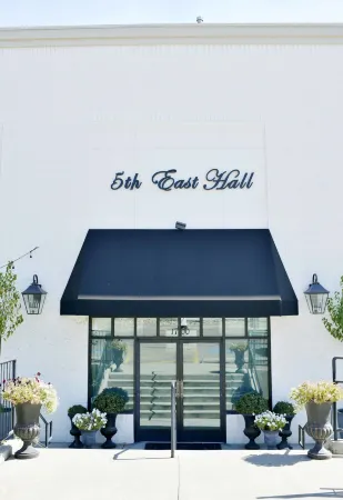 5th East Hall Bed & Breakfast Отели в г. Плезант Гров
