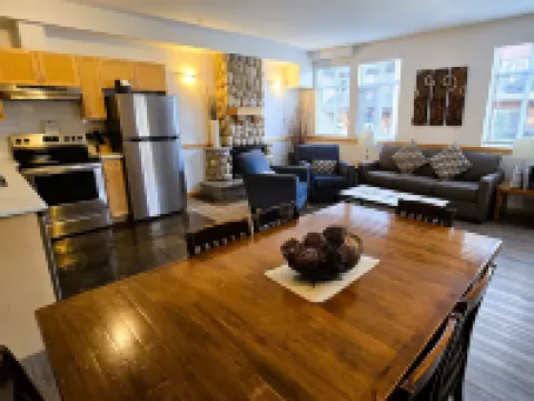 サンセット リゾーツ キャンモア アンド スパ キャンモアのホテル