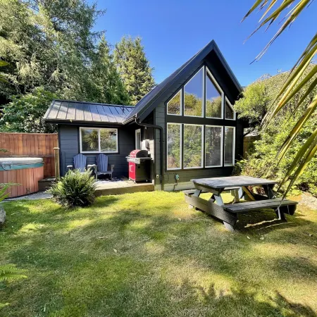 Private Oceanfront Cabin and Hot Tub! - Gww