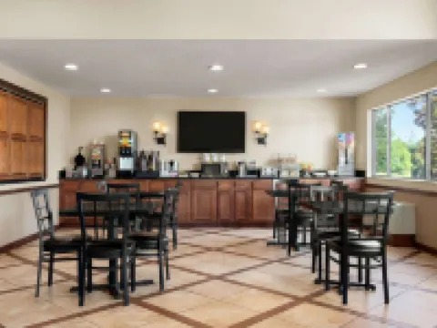 Super 8 by Wyndham Clinton Hotels in Clinton