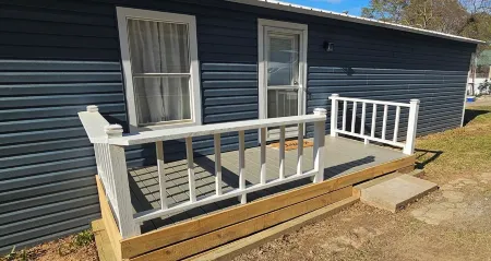 Newly renovated lakehouse sleeps 7 with boathouse, fenced yard and kayaks Отели в г. Юнион Пэриш