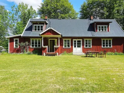 Secluded Greenery Retreat-by Traum
