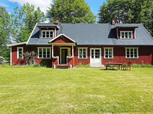 Secluded Greenery Retreat-by Traum