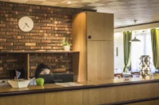 โฮเต็ล อินน์ ดีไซน์ เรสเตอรองต์ บูร์ฌ