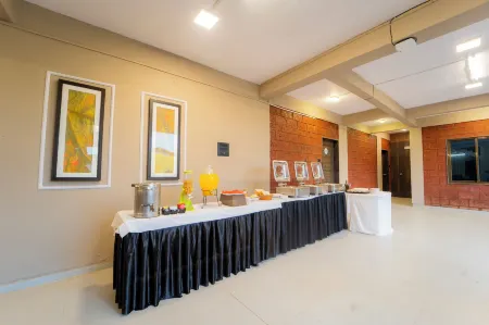 Treebo Iceberg Отели рядом с достопримечательностью «Poonam Chowk»