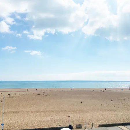 Spacious 2Bd Flat with Stunning Views Folkestone