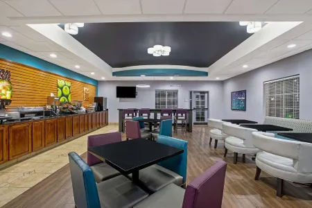 La Quinta Inn & Suites by Wyndham Tulsa Airpt / Expo Square Отели в г. Талса