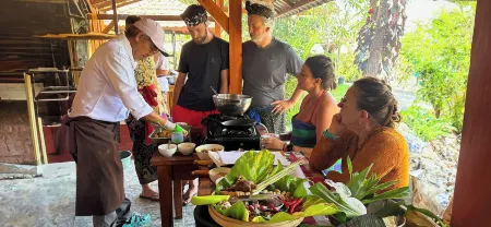 Ipsa Villa Отели рядом с достопримечательностью «GKII BUKIT KALVARI BANYUSERI»