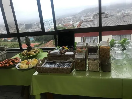 Hoteis Cattoni Отели рядом с достопримечательностью «Escola Municipal Lupércio de Oliveira Köeche»