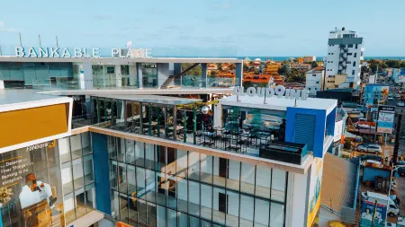 Bankable Roomzzz Отели в г. Столичный округ Аккра