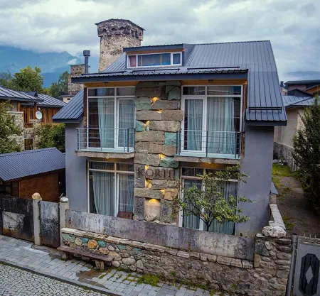 Korte Hotel Sleeps 14 with Courtyard