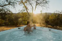 Glamour Mountain Getaway by Casa Oso with Views and Spa Hotels in Ahwahnee