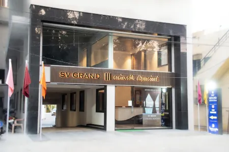 S V Grand Отели рядом с достопримечательностью «Блэк Тандер»