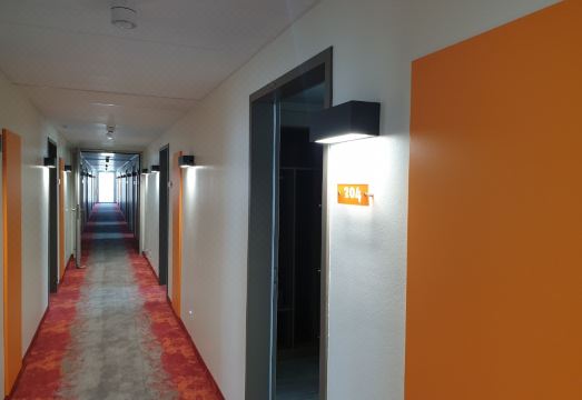 모텔 플러스 쇤펠트의 깔끔한 객실과 주방 시설