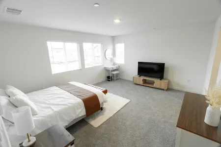 Spacious New 4-bedroom Family Friendly House in Elk Grove with WiFi and Parking Отели рядом с достопримечательностью «Парк Вельма & Лестер Кинг»