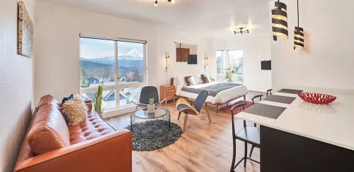 Penthouse deluxe studio, Mt Hood views, downtown White Salmon, suite 12