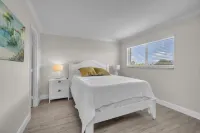 Lux 2 Bedroom - 2 Bathroom w/Balcony Directly Across from the Beach - Boca Raton